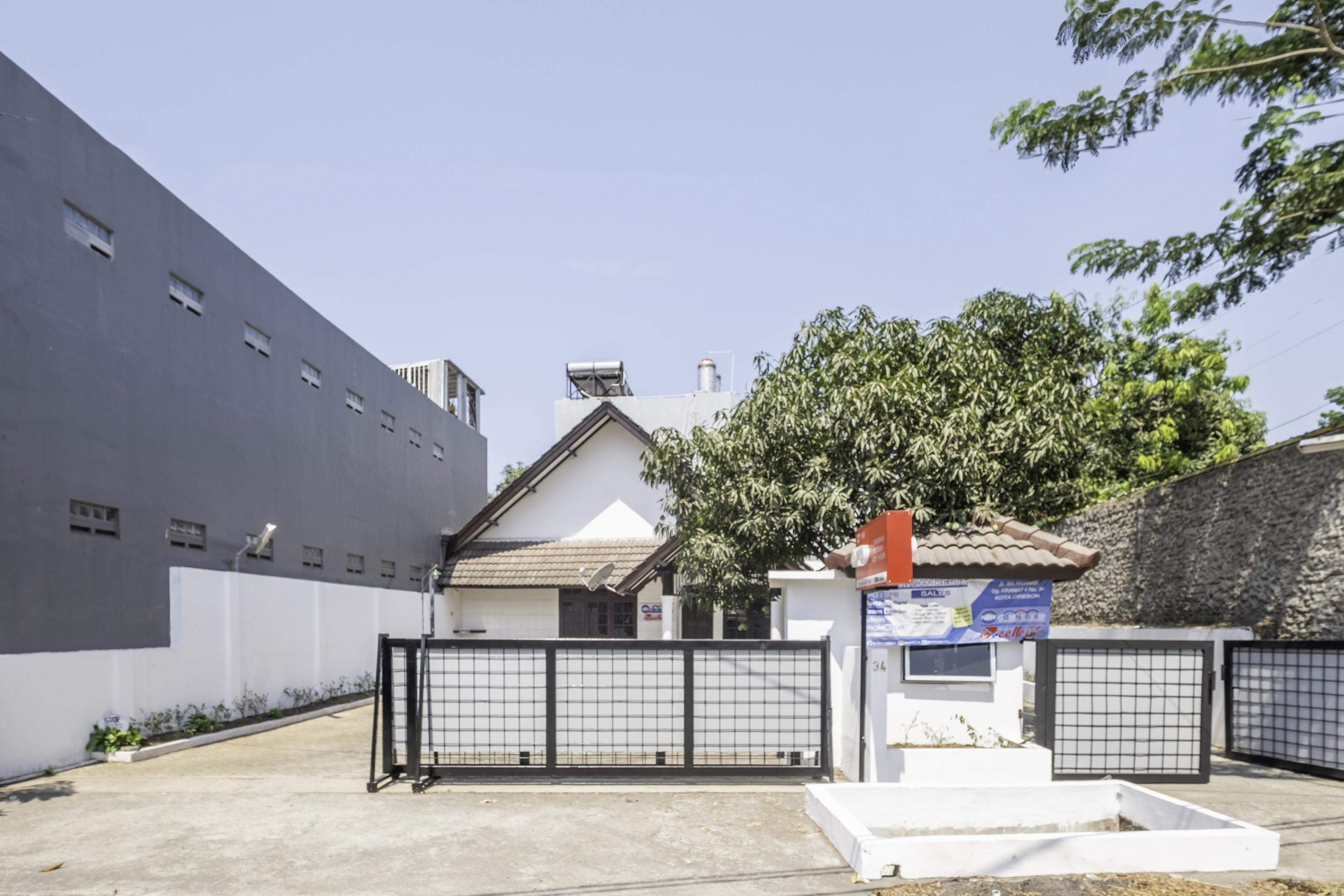 Super Oyo 1568 Stasiun Ka Cirebon Guest House Eksteriør bilde