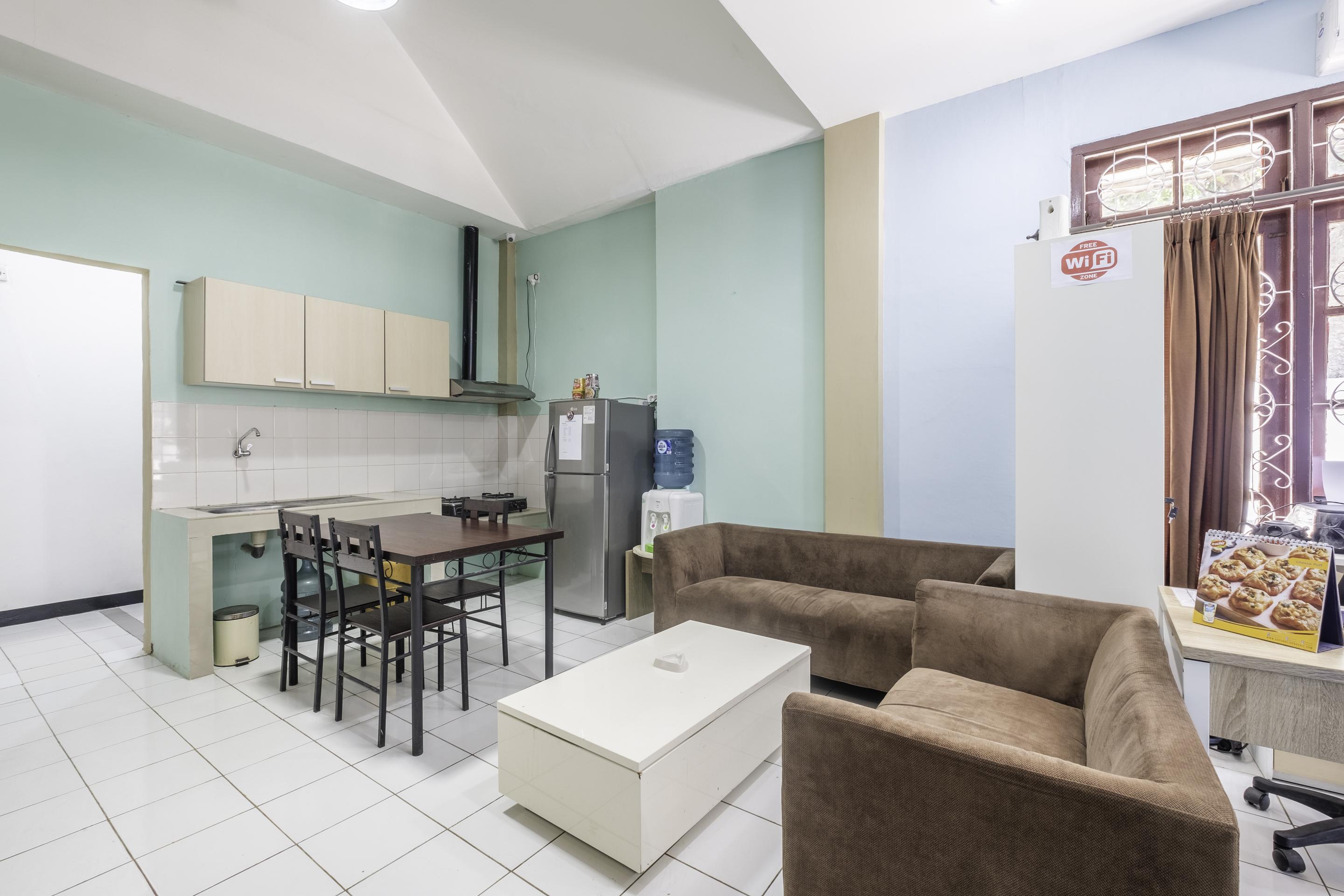 Super Oyo 1568 Stasiun Ka Cirebon Guest House Eksteriør bilde